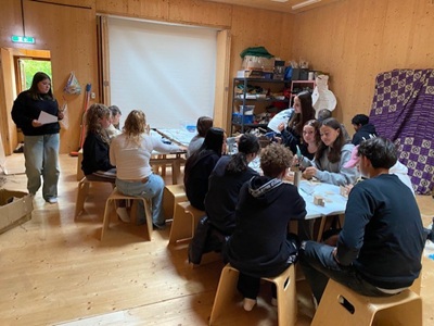 Die 8c baut kreative Behausungen im Fliegenden Künstlerzimmer