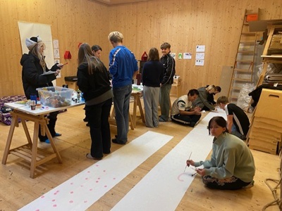 Der WPU-Kurs 9/10-Schulgestaltung besucht das Fliegende Künstlerzimmer 