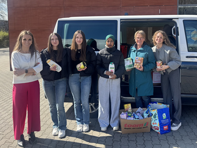 Schülerinnen zeigen soziales Engagement und spenden für die Hanauer Tafel